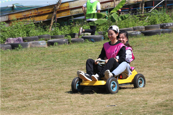 ▲图为大元内贸部“草地卡丁车”环节 ▲图为大元内贸部“草地卡丁车”环节